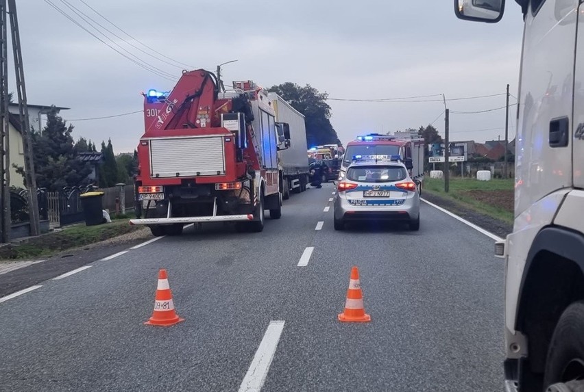 Wypadek w Bierdzanach. Na drodze krajowej nr 45 zderzyły się trzy pojazdy. Poszkodowane są dwie osoby