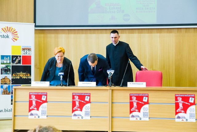 Na zdjęciu od lewej: Edyta Mozyrska, szefowa Departamentu Kultury, Promocji i Sportu, Rafał Rudnicki, wiceprezydent miasta oraz ks. Rafał Arciszewski.