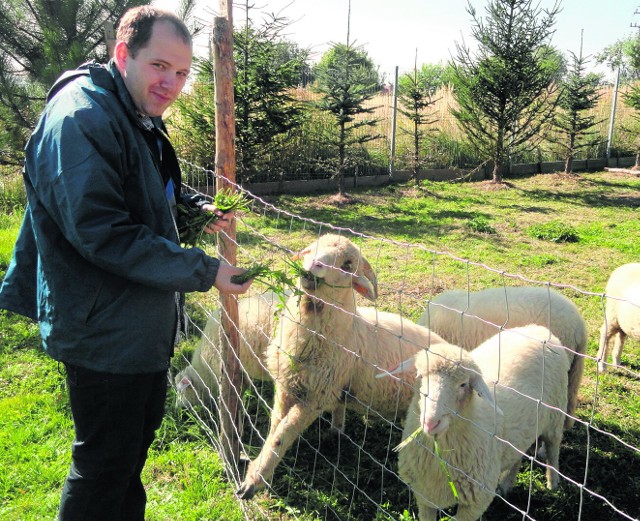 Grzegorz, podopieczny Farmy Życia, podczas karmienia owiec