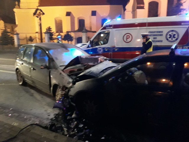 Wypadek na Traugutta. Czołowe zderzenie przy skrzyżowaniu z Dobrzyńską, 19 grudnia 2018