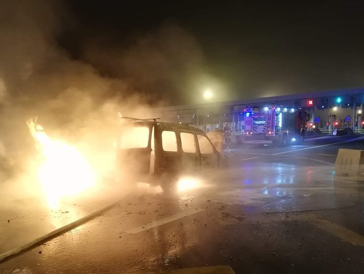 Pożar na autostradzie. A4 zablokowana przed punktem poboru opłat 