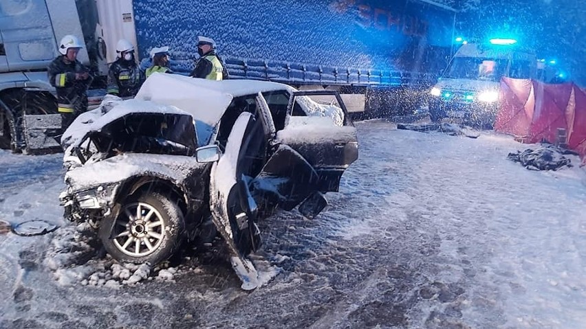 Wypadek w Surowem, gm. Czarnia. 19.03.2021. Nie żyją młode osoby. Zdjęcia