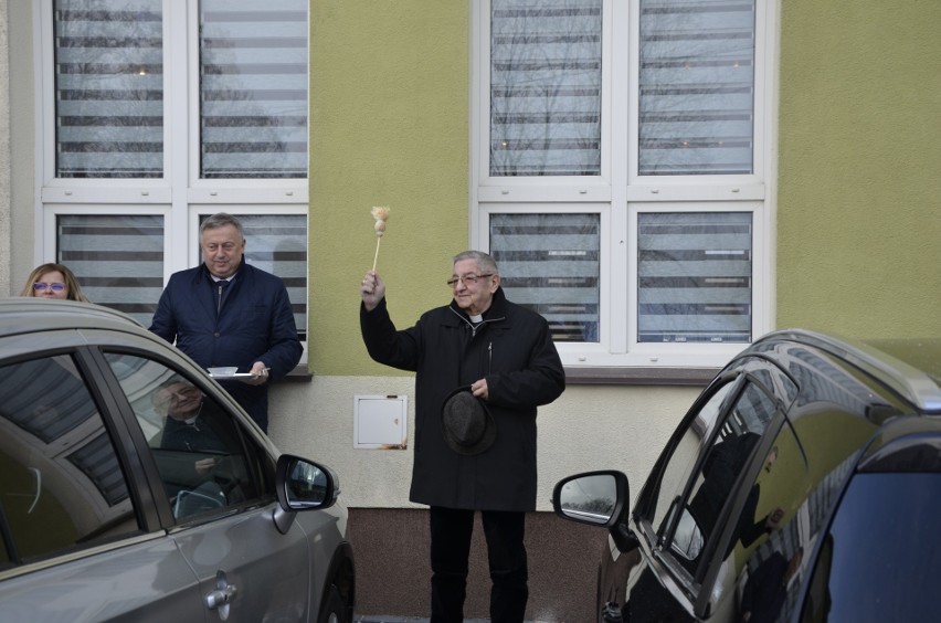 Jaświły. Nowe samochody dla Gminnego Ośrodka Pomocy Społecznej poświęcił abp, sołtys Piasków Sławoj Leszek Głódź [zdjęcia]