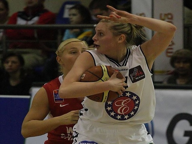 Katarzyna Dźwigalska (z piłką) zdobyła dziś dla KSSSE AZS PWSZ Gorzów w meczu z Wisłą Can-Pack sześć punktów