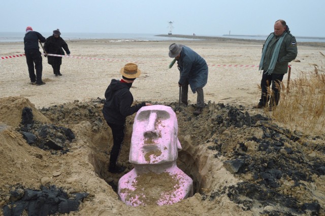 Z plaży w Świnoujściu odkopano trzy kolosy.