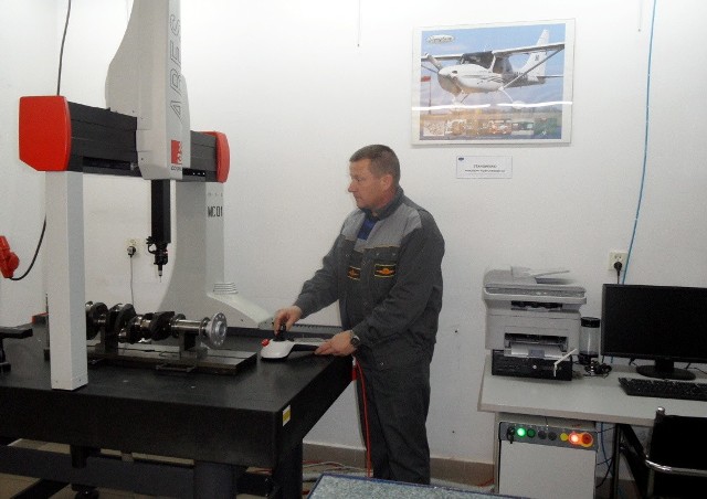 Tu odbywa się sprawdzanie wału korbowego silnika samolotowego - Krzysztof Nasieniewski w firmie Franklin Grudziądz