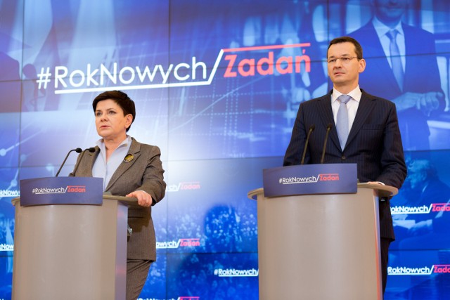 Beata Szydło (po lewej) podała się do dymisji. Nowym premierem został Mateusz Morawiecki (po prawej).