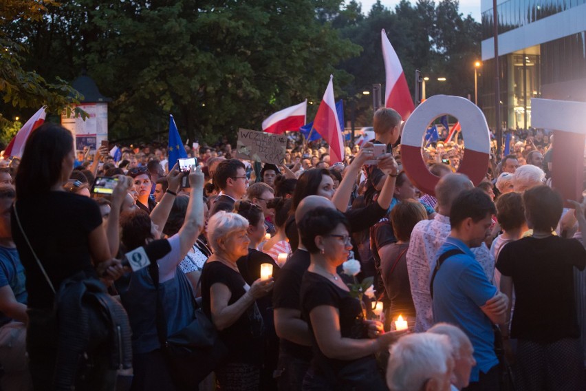 „Łańcuch światła” pod sądami połączył tysiące krakowian [ZDJĘCIA]