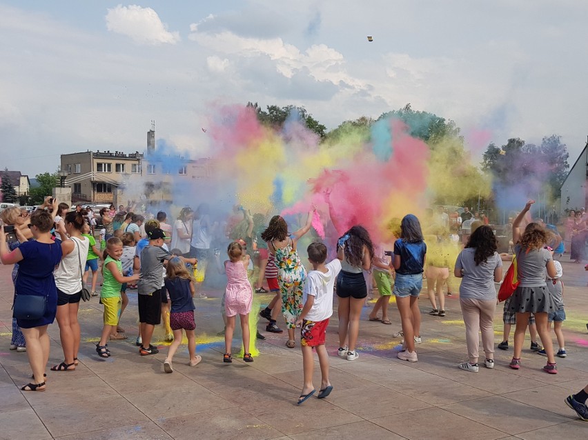 Festiwal Kolorów w Miedzianej Górze. Tysiące barw na placu przed urzędem [ZDJĘCIA] 