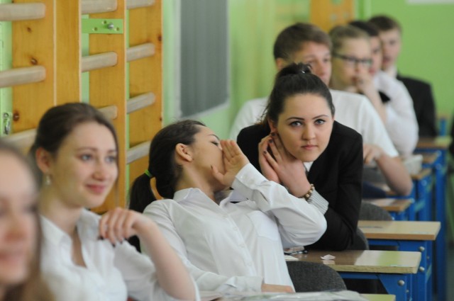 Podczas matury nie można się do nikogo odzywać, bo grozi to unieważnieniem egzaminu.