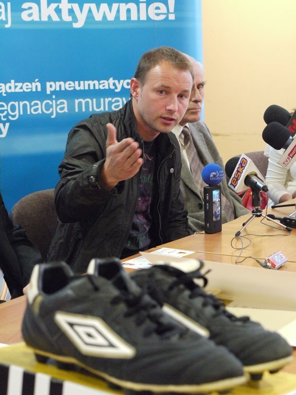 Tomasz Frankowski przekazał na aukcję charytatywną swoje buty piłkarskie