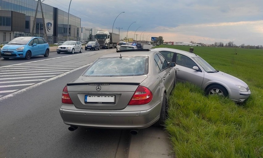 Wypadek na ul. Mokronoskiej we Wrocławiu. Zderzyły się dwa samochody osobowe, są korki! [ZDJĘCIA]