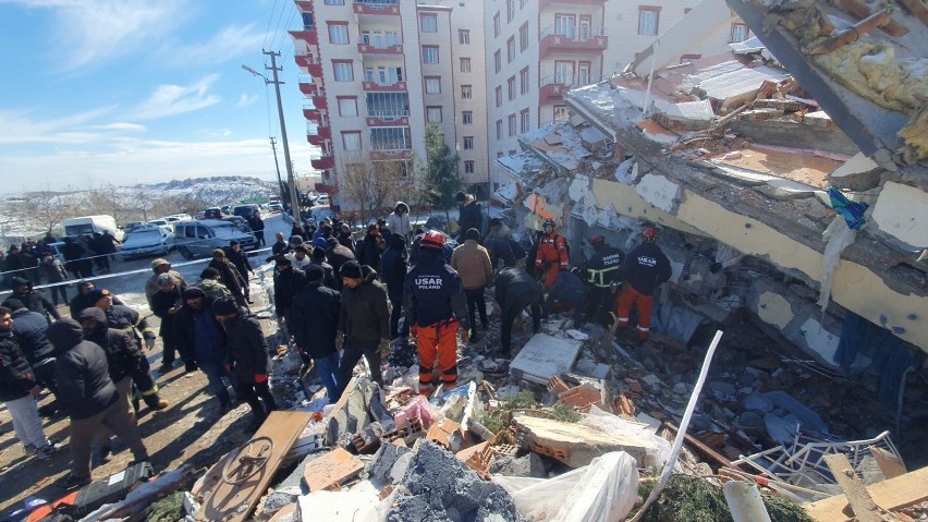 Trzęsienie ziemi w Turcji. Strażacy z Łodzi uratowali już 10 osób! Akcja ratunkowa łódzkich strażaków w Turcji 8.02.2023