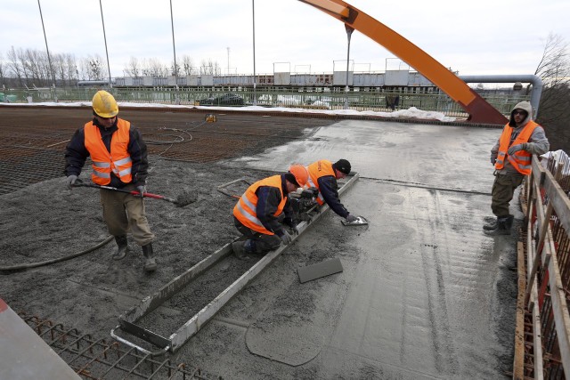 Kolejny etap pracy przy budowie ringuNa płytę wiaduktu, który połączy ulicę Koszalińską z ulicą Przemysłową wylano około 350 metrów sześciennych betonu.