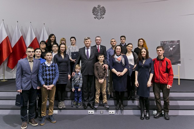 Trzynastu mieszkańców województwa kujawsko-pomorskiego odebrało w środę (17 stycznia) akty nadania obywatelstwa polskiego. Dokumenty, razem z egzemplarzem Konstytucji Rzeczypospolitej Polskiej otrzymali od wicewojewody Józefa Ramlaua.Nowi obywatele pochodzą zza naszej wschodniej granicy – z Armenii, Białorusi, Kazachstanu, Rosji, Ukrainy i Uzbekistanu. Na pierwszej w tym roku uroczystości w urzędzie wojewódzkim nowym obywatelom towarzyszyli ich krewni i bliscy.W 2017 roku łącznie 87 cudzoziemców nabyło obywatelstwo polskie.