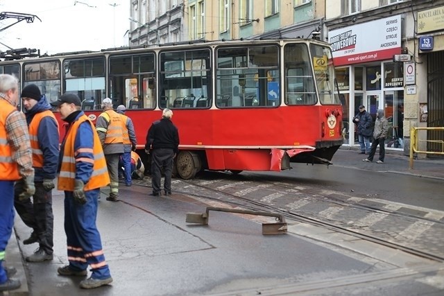 Wykolejony tramwaj w Chorzowie