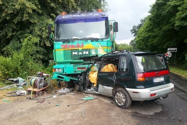 Ubiegłoroczny wypadek śmiertelny na trasie Nowaki - Radzikowice. Zginął w nim 36-letni mieszkaniec gminy Pakosławice, którego auto zderzyło się czołowo z ciężarówką.