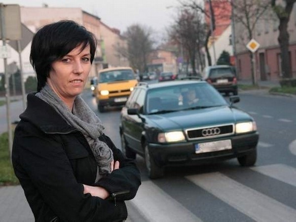 Podpisy pod petycją w sprawie zamontowania świateł przed przejściem zbierała m.in. Ewa Matuszewska.