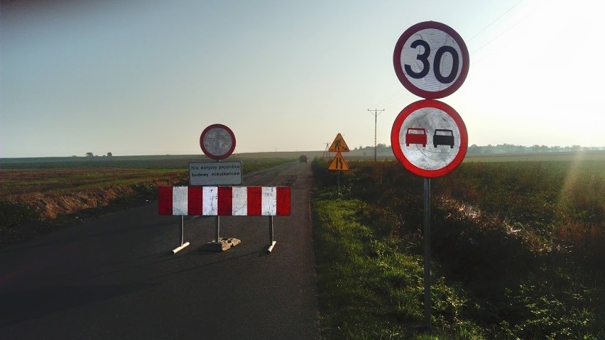 Przeciąga się remont drogi od autostrady A4 do Mietkowa. Trasa zamknięta, a kierowcy i tak jeżdżą (ZDJĘCIA)