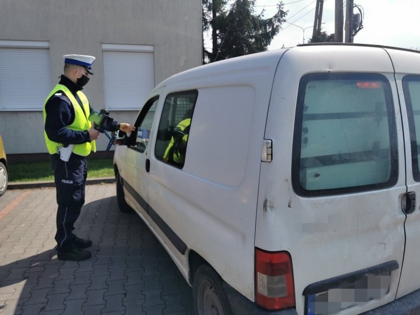 Łomża. Jechał za szybko, po alkoholu i bez uprawnień. W dodatku podał się policji za brata. Wpadł, bo nie pamiętał daty urodzenia