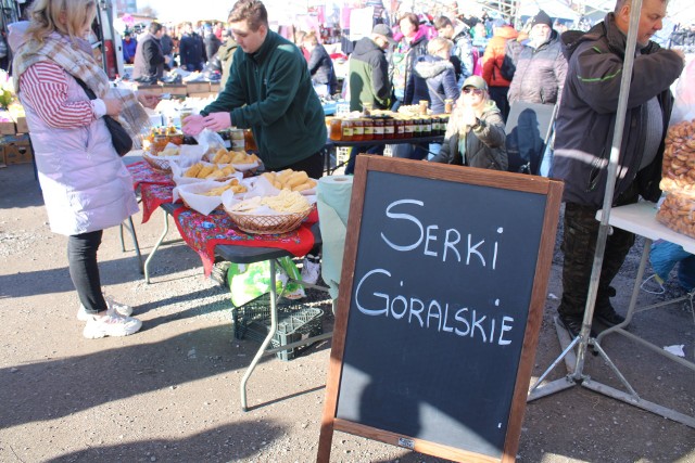 Serki góralskie, warzywa, owoce sprzedawano w niedzielę 25 lutego na targowisku w Wierzbicy.