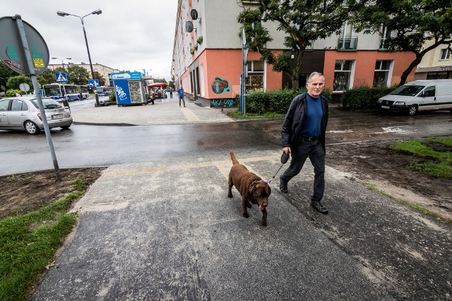 Kawałek chodnika przez ul.  11 Listopada jest z kostki.  Środek został stary, bo... jest w dobrym stanie technicznym.