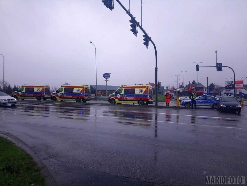 Wypadek karetki w Opolu.