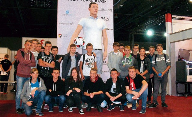 Uczniowie z włoszczowskiego „Staszica” przed mierzącą ponad 3 metry figurą piłkarza Roberta Lewandowskiego, wykonaną w technologii druku 3D - to nowy rekord Guinnessa.