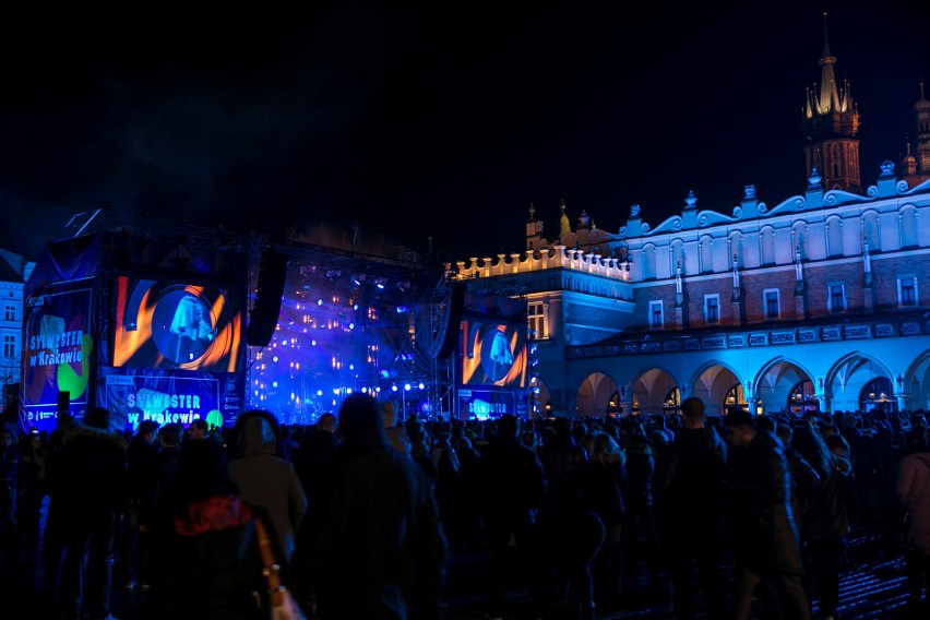 Sylwester 2017 Kraków. Gwiazdy roztańczyły Rynek Główny. Na scenie Kasia Moś, Natalia Nykiel i Bovska [ZDJĘCIA]