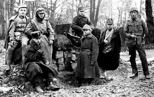 Polscy obrońcy na pozycjach w Ogrodzie Jezuickim
