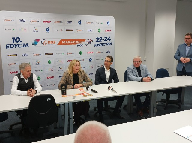 Joanna Skrzydlewska - wiceprezydent Łodzi, Jacek Chmiel - dyrektor biegu, Maciej Słomiński- dyrektor marketingu firmy DOZ, Marek Kondraciuk - dyrektor wydziału sportu UMŁ, Robert Blesiński - organizator maratonu.