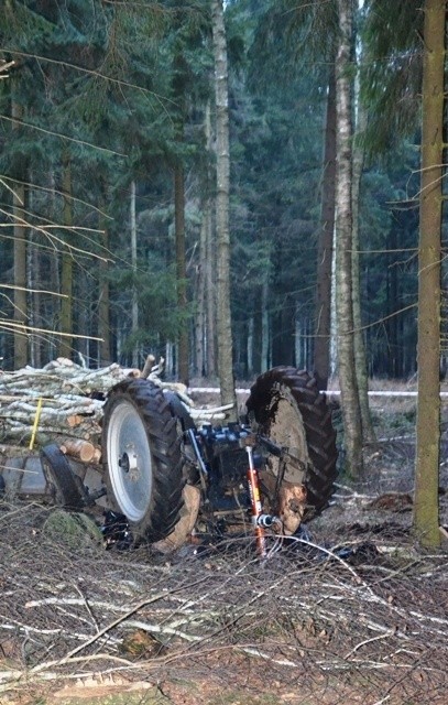 Wypadek w Cielczy: Mężczyzna zginął przygnieciony przez traktor [ZDJĘCIA]