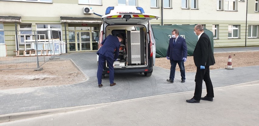 Starostwo powiatowe kupiło szpitalowi w Łapach ambulans do przewozu chorych z podejrzeniem koronawirusa