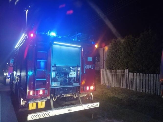Pożar domu w gminie Szydłów. Strażacy ewakuowali jedną osobę