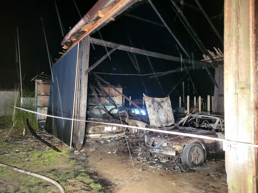 Pożar stodoły w Krzyżanowicach pod Radomiem. Budynek i trzy samochody doszczętnie spłonęły