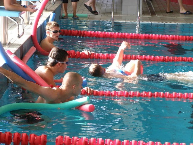 Młodzi ludzie ze szkół z powiatu głogowskiego rywalizowali na basenie