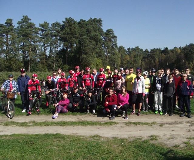 Uczestnicy ubiegłorocznego finału akcji „Rower pomaga” nad zalewem Biadaszek.