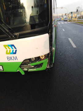 Kolizja na skrzyżowaniu. Passat uderzył w autobus