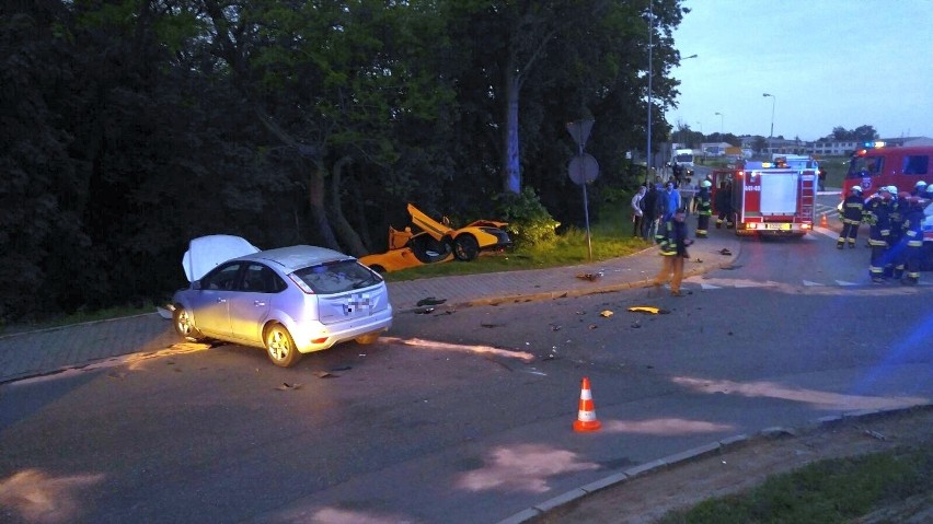 Rozbity samochód wart był ok. 850 tys. zł.
