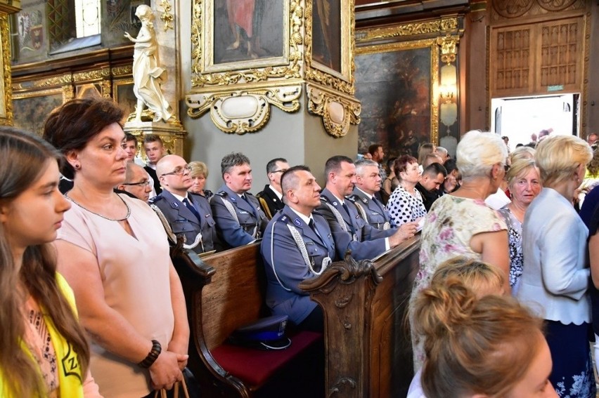 Parafianie z Tarnobrzega na uroczystej mszy świętej w sandomierskiej katedrze