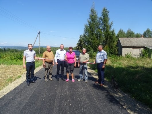 Na nowej drodze przecięto symboliczną wstęgę.