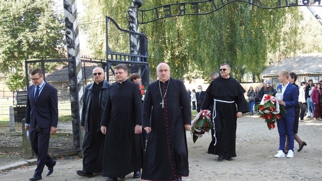 3 października 2021 r.) w Państwowym Muzeum Auschwitz-Birkenau oraz w kościele św. Maksymiliana Męczennika w Oświęcimiu, odbyły się uroczyści związane z 39. rocznicą kanonizacji św. Maksymiliana.