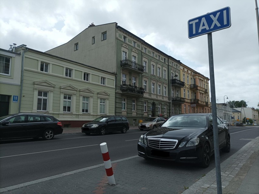 - Na świeżo wyremontowanej ulicy Piłsudskiego cześć...