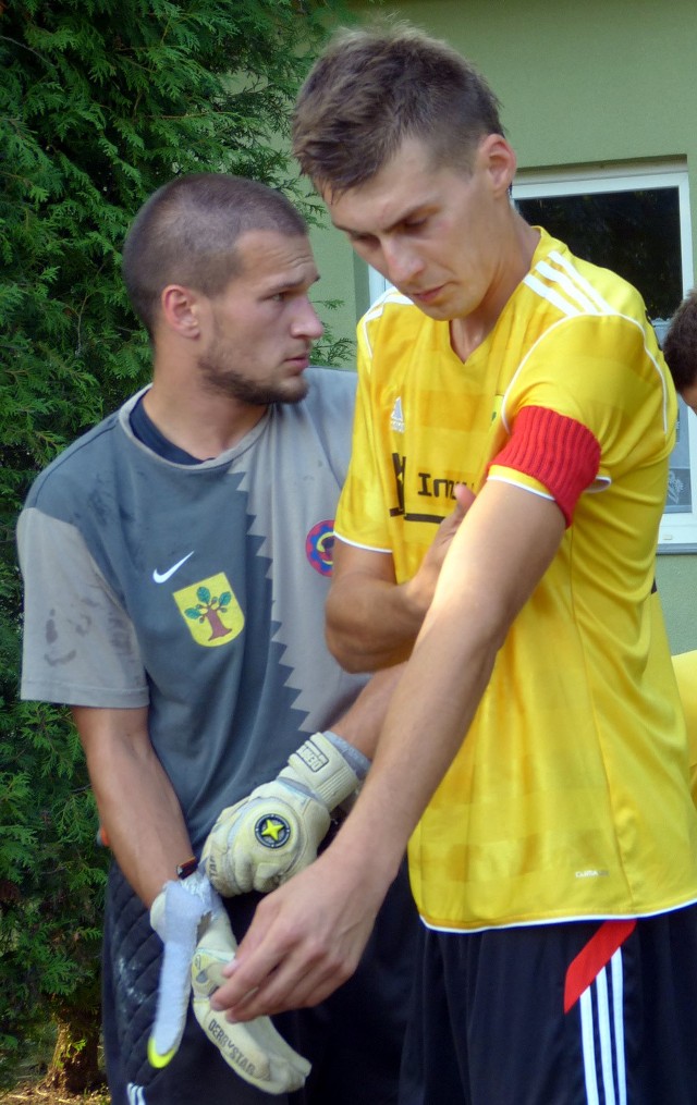 Piłkarze Stali Nowa Dęba (z prawej Łukasz Rachwał, obok Arkadiusz Kotrych) zmierzą się z Pogonią Leżajsk.