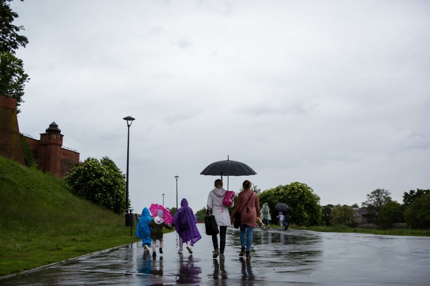 Krakowianie spacerują bez maseczek. Tak wygląda znoszenie obostrzeń w mieście [ZDJĘCIA]