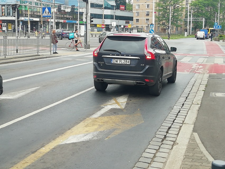 Oznakowanie na pl. Legionów wprowadza w błąd. Wykonawca ma poprawić