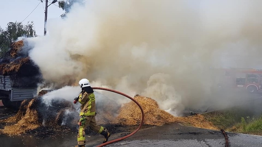 Niezwykły pożar na drodze wojewódzkiej w Rawicy pod Zwoleniem - spaliła się słoma na przyczepie ciągnika