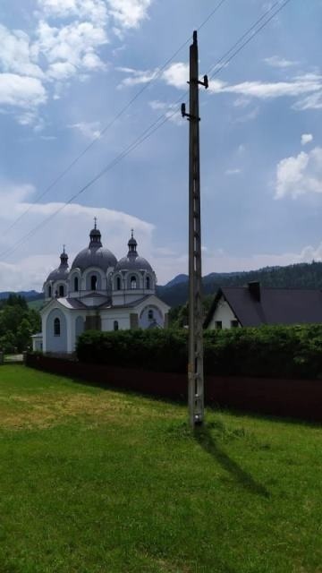 Na ten słup wspiął się 20-letni mężczyzna, po czym spadł. Jest w ciężkim stanie