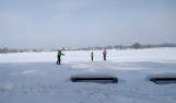 Po trasie biegowej nad zalewem w Dojlidach jeżdżą (lub chodzą) i mali, i dorośli narciarze (zdjęcia)