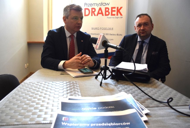 Poseł Przemysław Drabek i radny Konrad Łoś na dzisiejszej konferencji prasowej